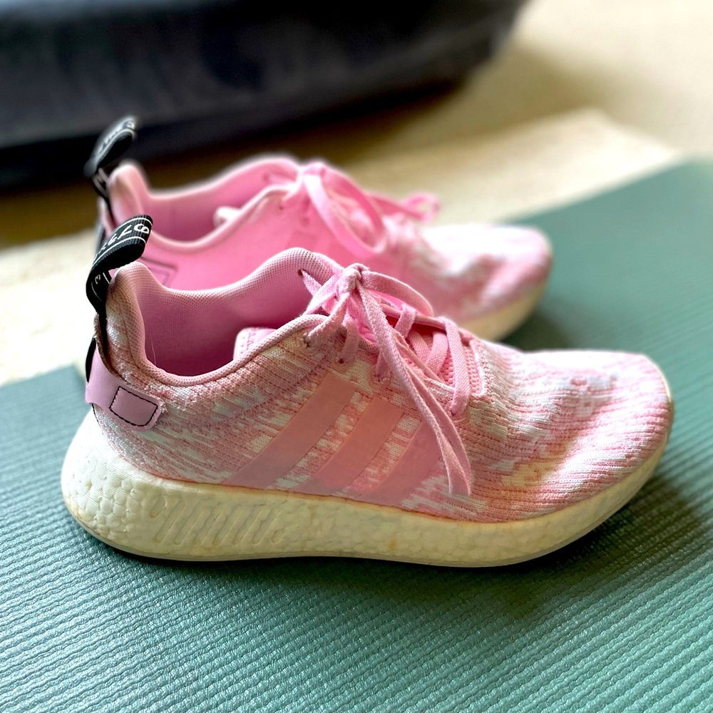 Adidas NMD R2 Size 7 in Wonder Pink